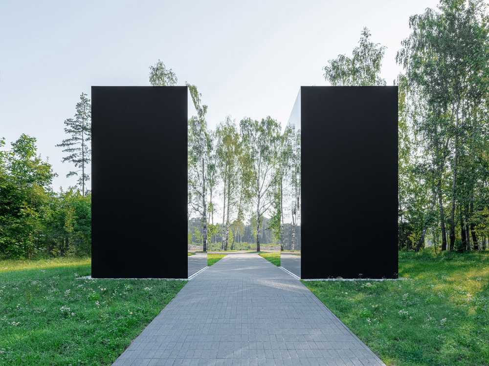 ΜELNIKOV Solo Architect in Mass Society From two to three dimensions: Malevič's emblematic 